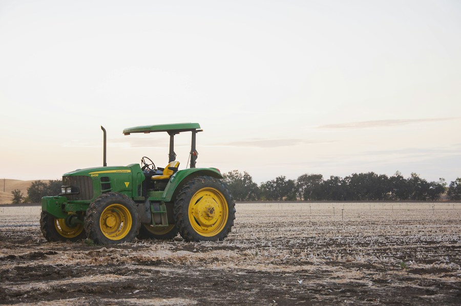 Tractor de muestra en el campo